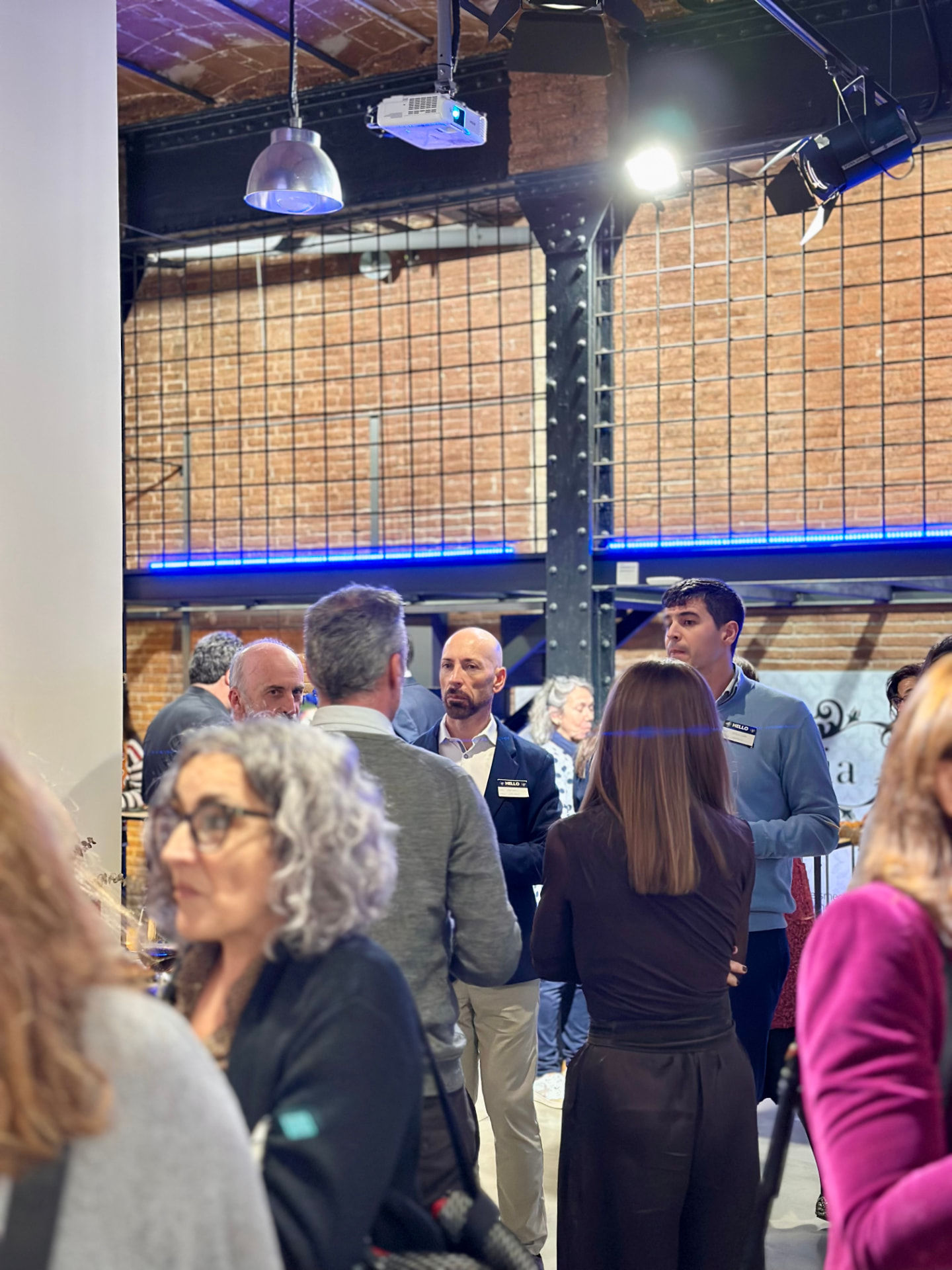Profesionales conversando durante QbD Learn & Connect