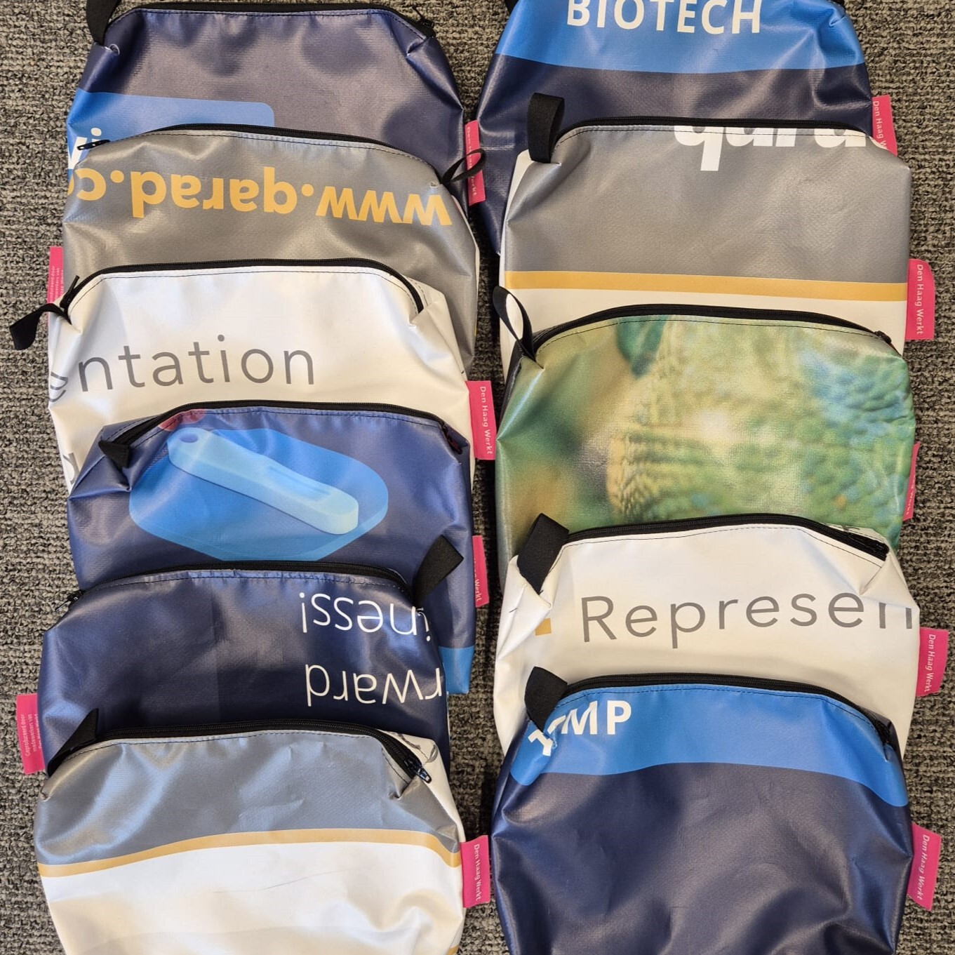 From Banners to Etuis