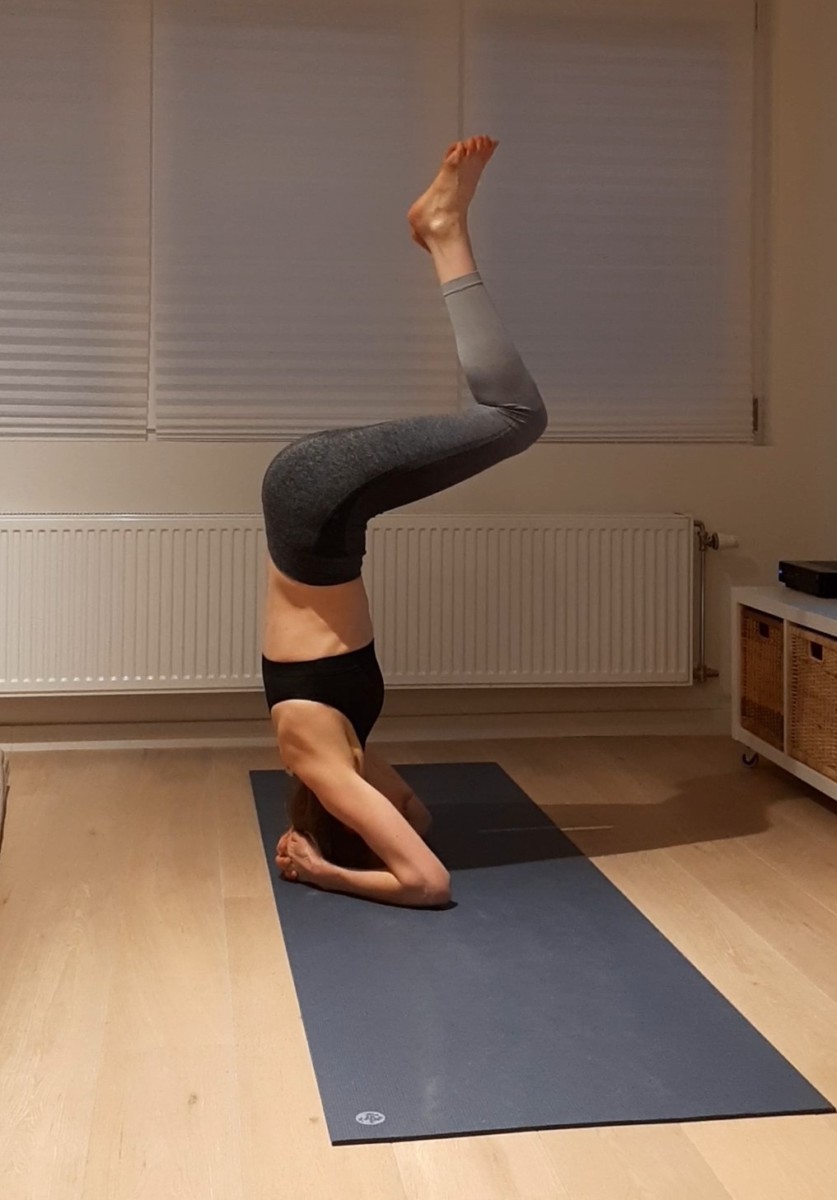 Hacer yoga en casa durante el encierro